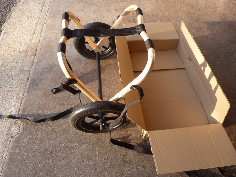 Pendant que nous sommes sur les chariots, je distribue ce modèle en frêne lamellé-collé fabriqué par Nautiraid. Il porte aisément 50 kg (donc il convient aussi au Skerry) et il se plie et se démonte afin d'être très peu encombrant, comme le montre l'image suivante. 