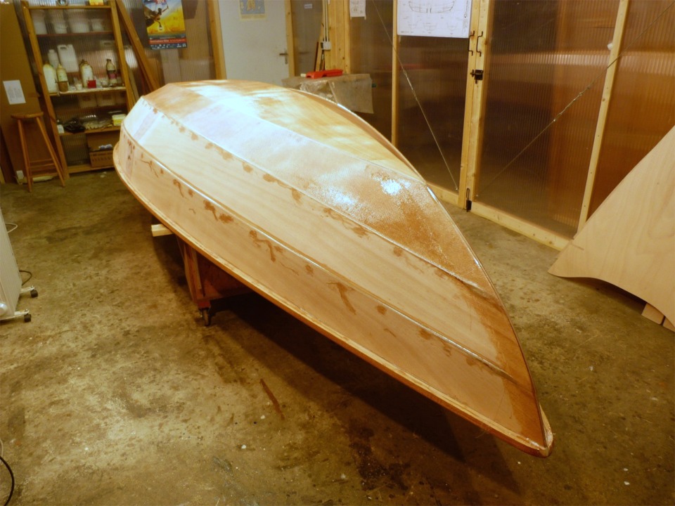 J'ai donc fait la stratification de "Christophine", qui ne couvre que la sole et les bordés 1, comme sur l'intérieur de la coque. Des bandes de renfort enveloppent l'étrave (visible ici) et l'étambot. 
