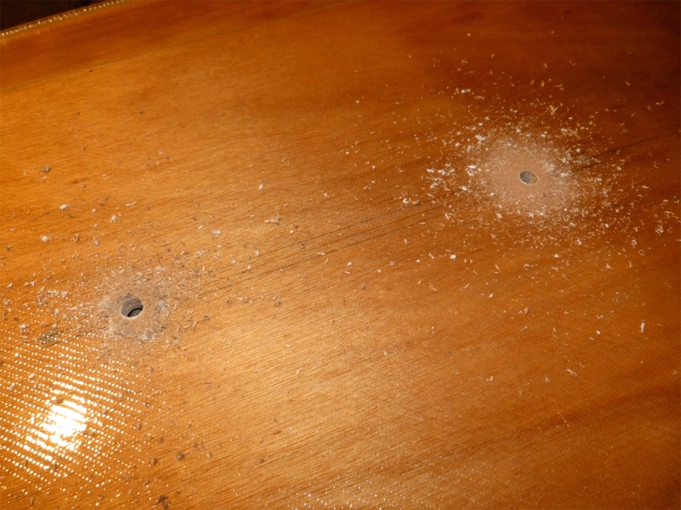 Après durcissement de l'époxy, je m'attaque à l'ouverture du puits de dérive à travers la sole : je commence par percer un trou de 12 mm à chaque extrémité de l'ouverture à réaliser, en gardant une dizaine de mm de marge en longueur. 
