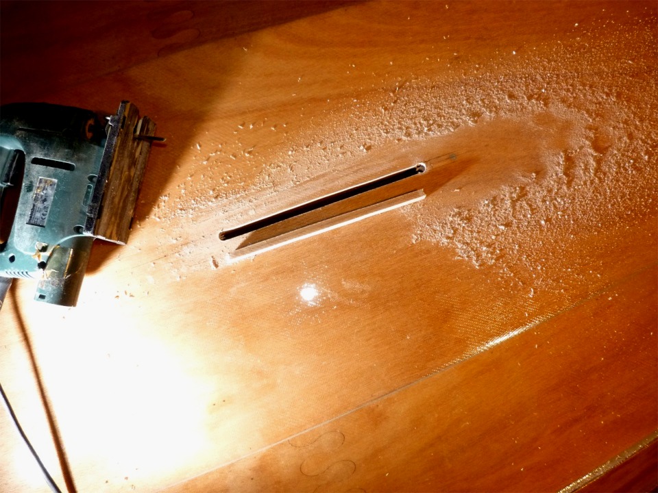 Je connecte les deux trous avec deux traits de scie sauteuse, sachant que mon tracé me laisse une marge de sécurité de 3 mm de chaque coté, car la largeur de l'intérieur du puits est de 18 mm. 