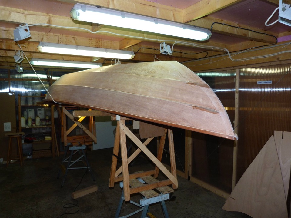 J'ai passé une sauvegarde en travers de la coque, au cas où je romprais l'équilibre incertain de cette installation. C'est un grand confort moral, à défaut de réelle sécurité, mais d'un autre coté, avec un bateau qui pèsera 45 kg fini, je ne risque pas grand chose. 