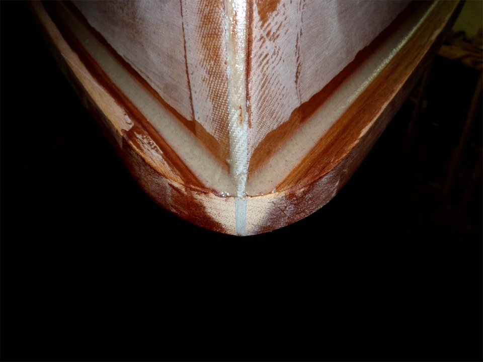J'ai profité que le bateau soit à l'envers et en hauteur pour faire de petits joints-congés sous les listons. Et voila où nous en sommes à ce jour. 
