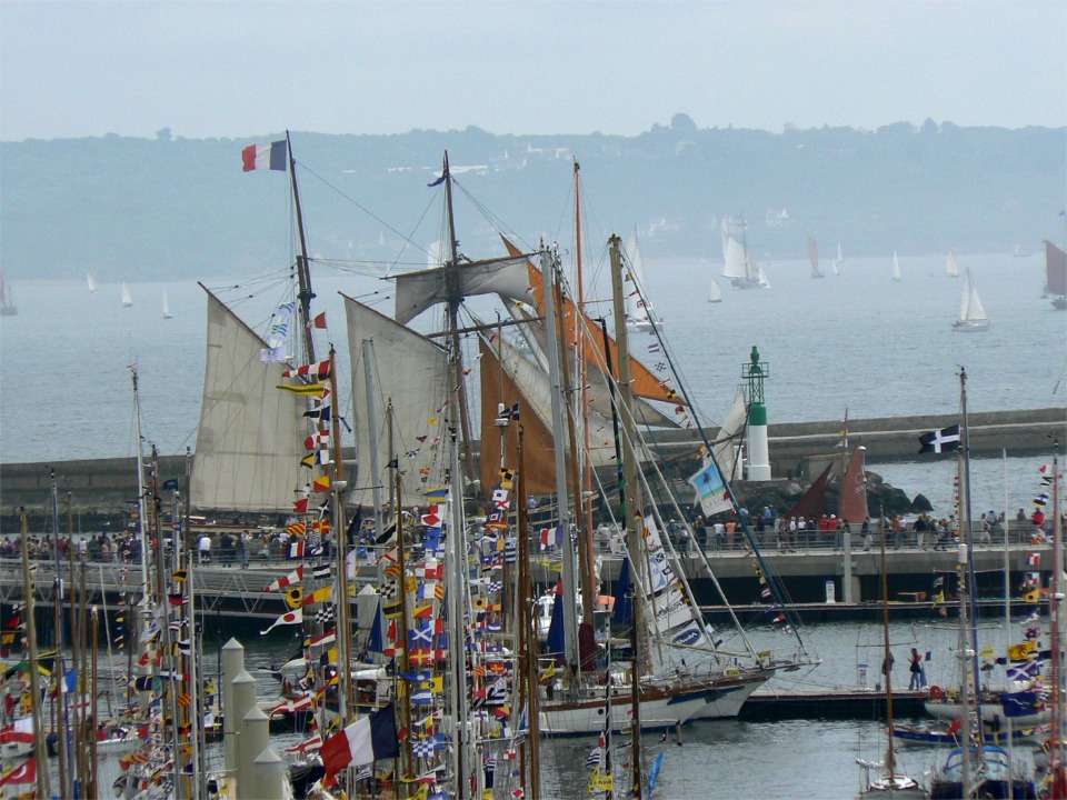 "Etoile de France", goëlette à huniers, sort du port... 