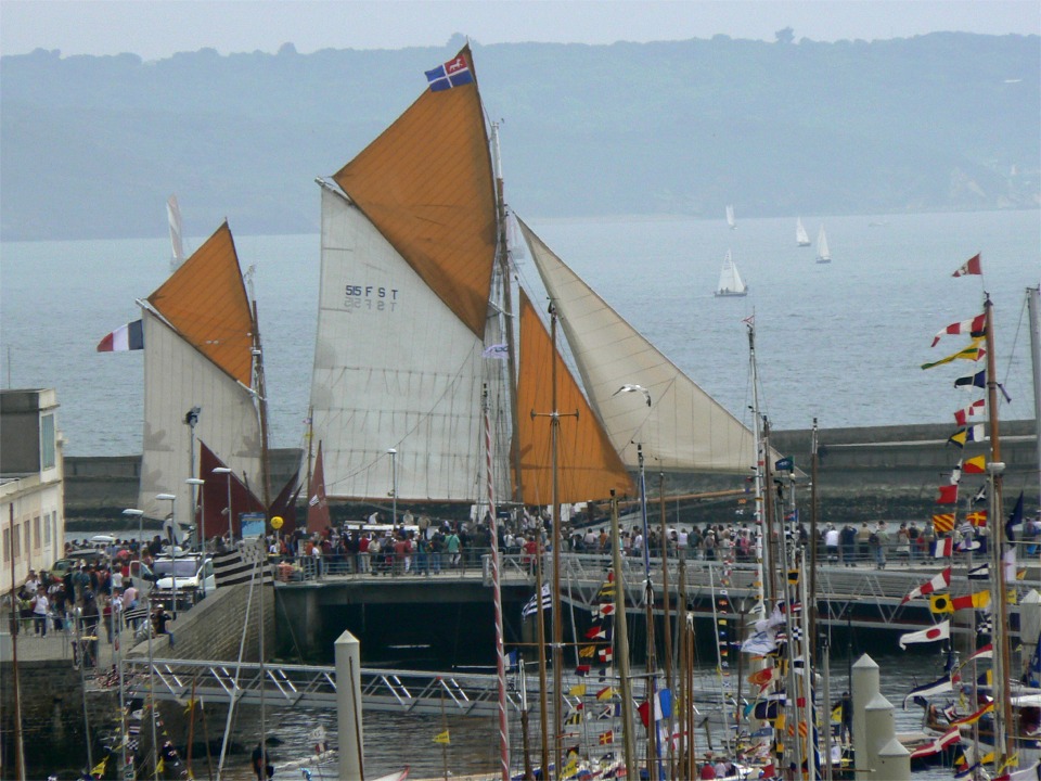 ... suivie par "Etoile Molène", dundee thonnier à la surface de voile impressionnante. 