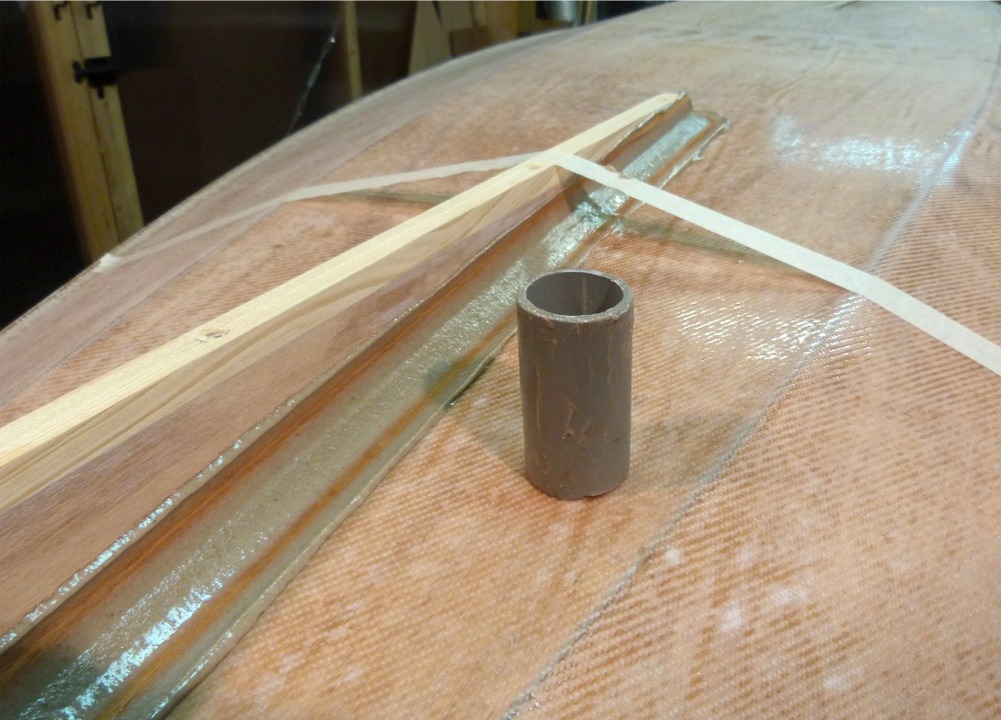 J'utilise cette section de tuyau PVC pour former le joint-congé de part et d'autre de l'aileron. L'excédent d'époxy chargée est repoussé sur les cotés du joint. On voit que la lisière entre le joint-congé et l'excédent de part et d'autre est assez large pour ramasser cet excédent sans abîmer le joint. 
