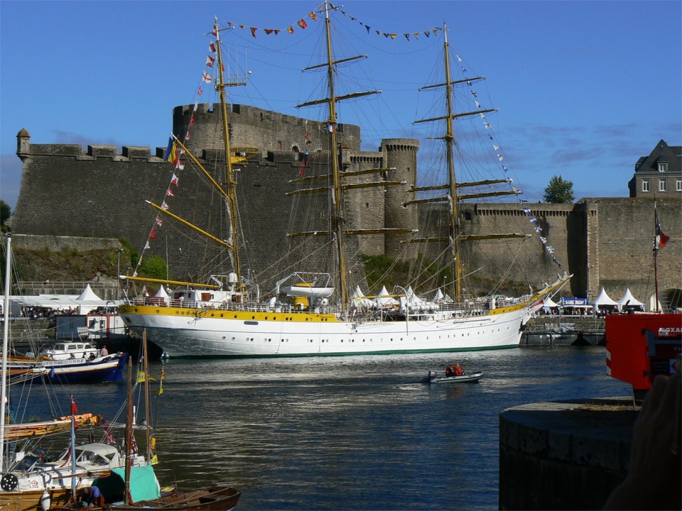 Le bateau-école roumain "Mircea" devant le Chateau. 