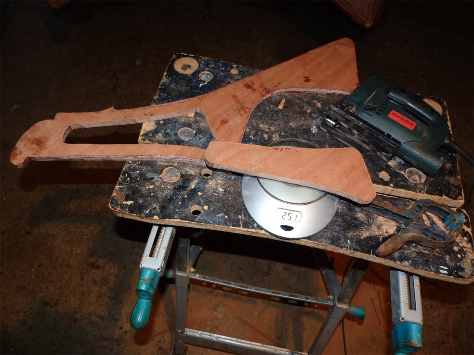 En parallèle, je fais une découpe d'allègement dans l'âme du gouvernail de de Skerry, réalisée par lamination de deux épaisseurs de contreplaqué de 6 mm. La découpe pèse 251 grammes, comme vous pouvez le voir. L'âme pèse encore presque 1 kg et le gouvernail fini pèsera près de 4 kg : on peut douter de l'utilité réelle de l'opération. 