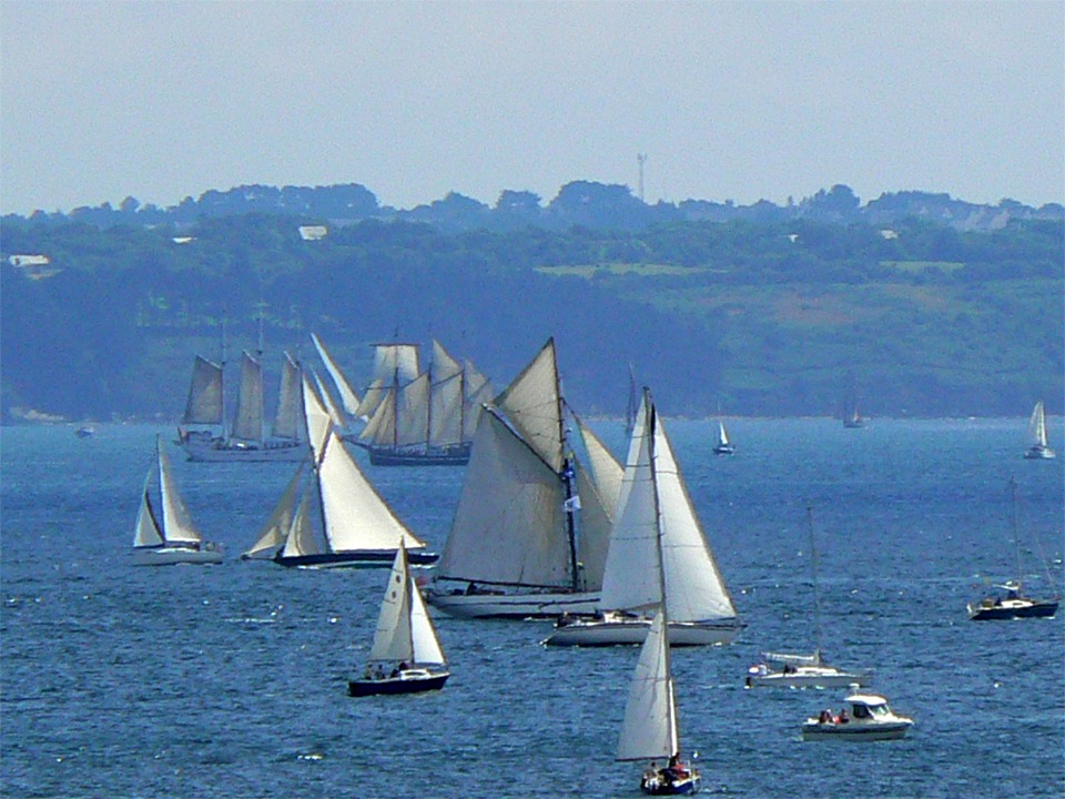 On reconnait "Pen Duick I" au milieu de cette foule de voiles sur la rade. 