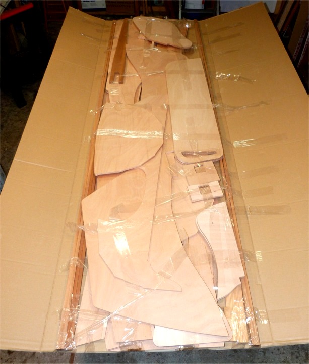 Voici un kit de Prame d'Eastport que je viens d'ouvrir pour le construire. En effet, je suis coincé pour démarrer la peinture de Christophine qui bloquera totalement la partie chauffable de l'atelier, sous la mezzanine, pendant 10 jours. Il est actuellement hors de question de travailler dans la partie ouverte de l'atelier, dont la température est autour de 5 degrés... 