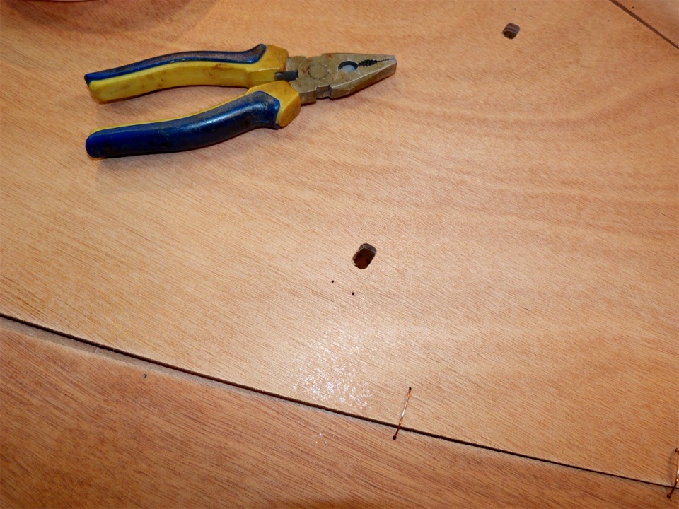 Cette vue de l'avant de la sole montre une des nouveautés de ce kit, récemment amélioré : les deux "mortaises" qui permettent de positionner la cloison avant sans se poser de question, ainsi que les paires de trous pour ses deux sutures de fixation, qui sont percés par la machine de découpe numérique. 