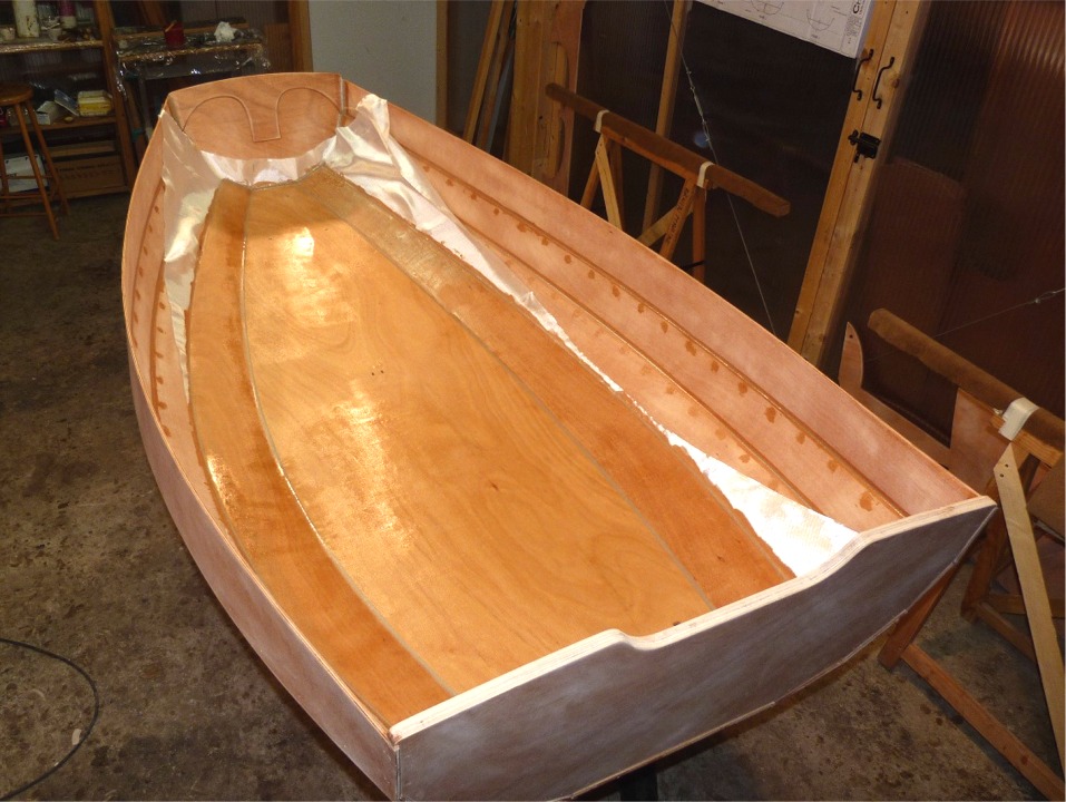 Le tissu est juste assez large pour couvrir la sole et les bordés 1 à leur point le plus large. Je vais maintenant couper et supprimer l'excédent de tissu de verre aux extrémités et sur les cotés. 