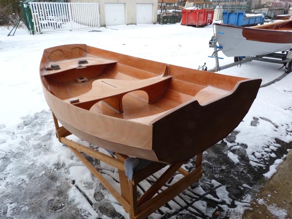 Je sors la Prame d'Eastport pour un ponçage de sa surface intérieure, et les pieds dans la neige, je pense très fort que je construis des bateaux parce c'est ce qui me plait... 