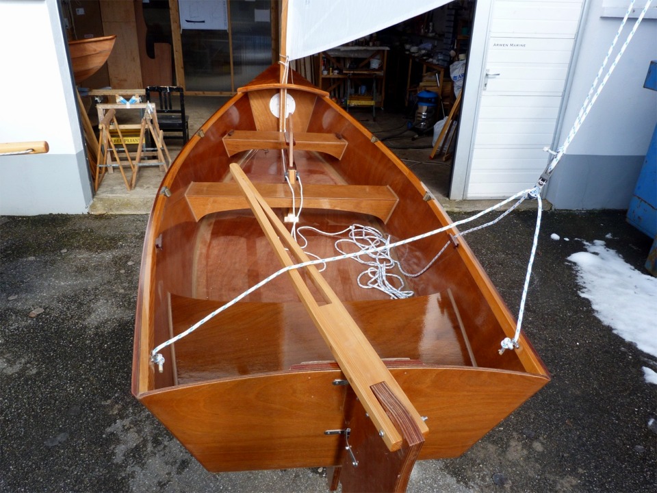 Voici le Jimmy Skiff tout gréé, prêt à partir. Notez qu'il ne reste plus qu'un tout petit peu de neige ce jeudi au pied de la benne à droite.