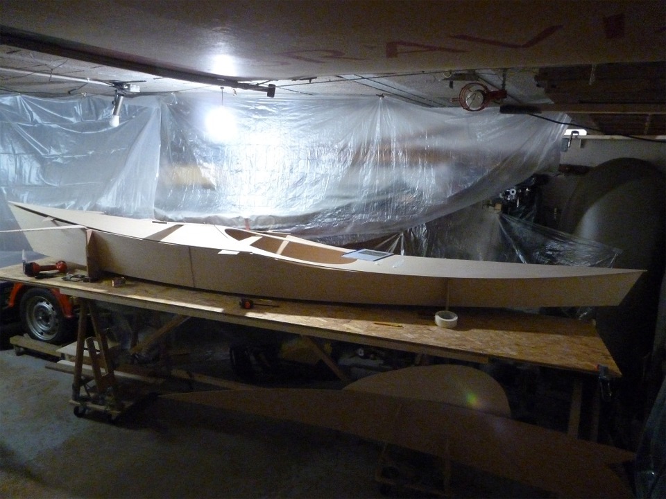 Stéphane m'envoie les cinq photos suivantes de la constrution d'un kayak "Ganymede" sur un plan de Nick Schade. Notez que ce plan peut être téléchargé gratuitement sur le site de Guillemot Kayaks. Un kit complet est disponible pour ceux qui préfèrent éviter la phase de traçage et de découpe des pièces, ou qui ne savent pas où se procurer la résine époxy, la fibre de verre, le contreplaqué marine, etc. 