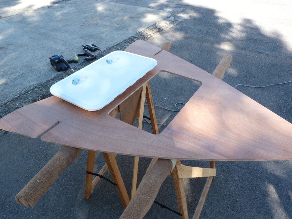 Je viens de faire la découpe pour le panneau d'accès au caisson avant. 