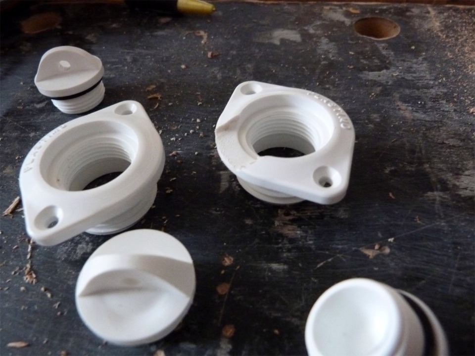 Je donne un coup de lime au bord de ces nables Plastimo, car leur rebord fait 5 mm de haut. Après traitement (celui de droite), le rebord est réduit à 1.5 mm, ce qui réduira l'eau résiduelle dans les réservoirs de ballast où je vais les utiliser. Je vais aussi remplir la cavité des bouchons d'époxy chargée que j'affleurerai au niveau de la sole afin de réduire les trubulences. 