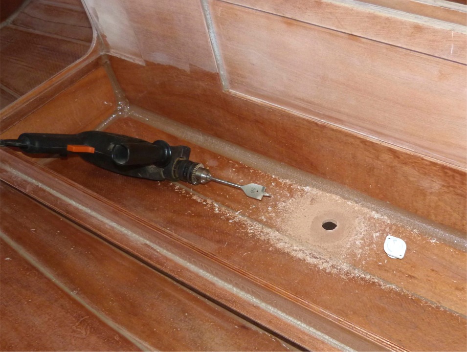 Superbement annoncé par l'image précédente, voici le perçage pour l'installation du nable bâbord : j'utilise une mêche plate de 26 mm pour faire ce trou. Je fais d'abord un premier trou à travers la sole en 6 mm, puis j'utilise ce premier trou pour centrer l'énorme forêt pour percer à mi-bois par l'extérieur, et je termine en perçant par l'intérieur, ce qui me permet d'obtenir un trou "propre" sans que le CP de la sole ait besoin de passer par les urgences (car oui, j'avais déja fait la bévue de percer directement et le trou de sortie était, comment dire, moche). 