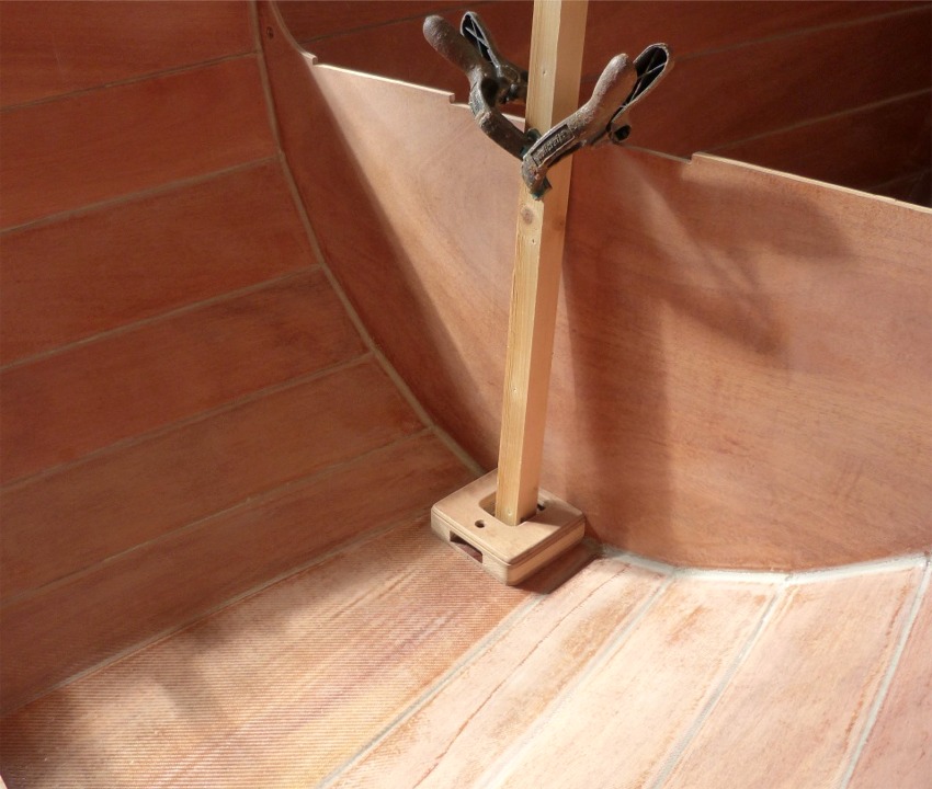 Je colle le pied de mât, "sécurisé" par 4 vis de 40 mm qui traversent la sole et viennent jusqu'à mi-bois de la plaque du dessus. Je ferai ensuite de petits joints-congés tout autour du pied de mât. 