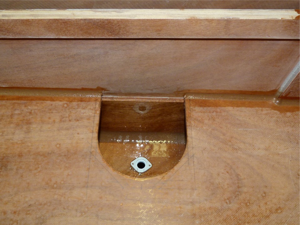 Vue du nable du réservoir de ballast tribord. Je dois encore construire la "boite" pentagonale (*) qui portera l'évent et la trappe de 4 pouces permettant de passer la main pour ouvrir ou fermer ce nable. 