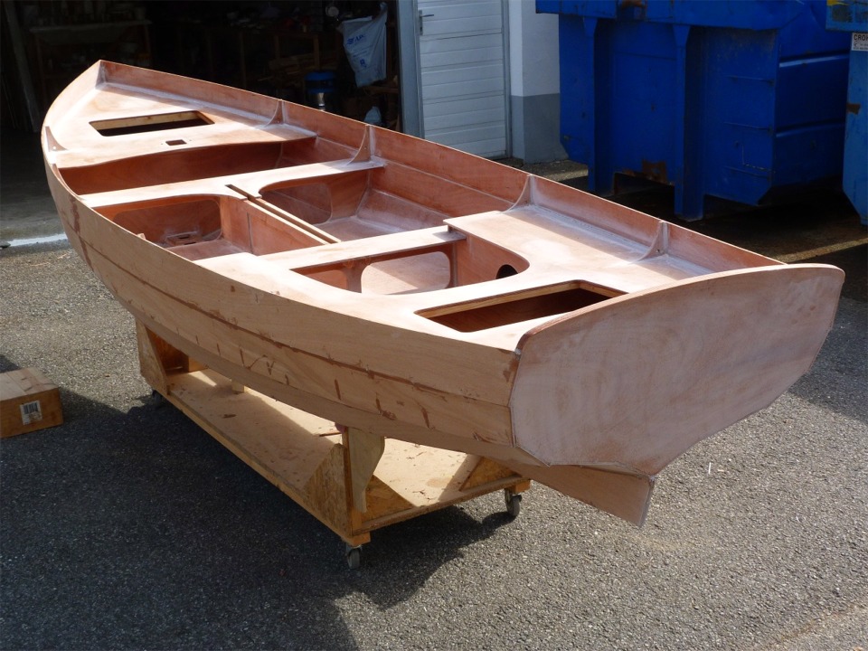 Il me reste aussi à construire la "boite" pentagonale qui portera l'évent et la trappe de 4 pouces permettant de passer la main pour ouvrir ou fermer le nable des réservoirs de ballast. 
