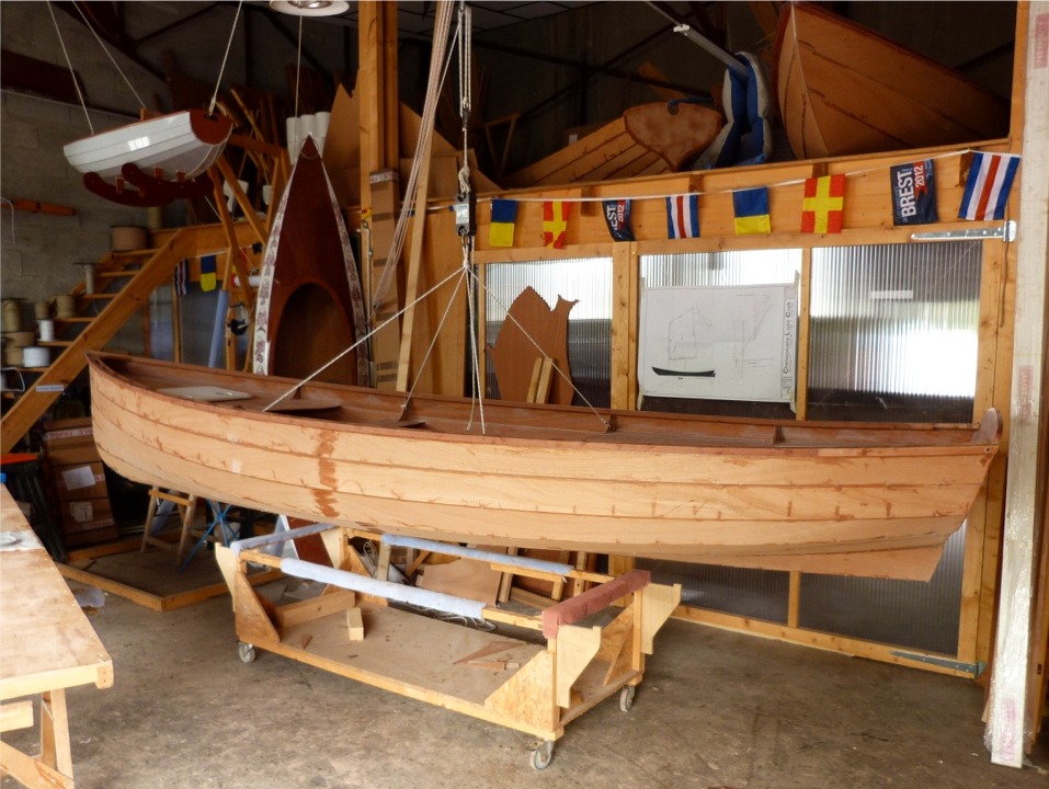 Nouvelle pesée de Silmaril, listons et serres posés, trappes à bord, nous arrivons à 96 kg. Il faut encore ajouter 3 m2 de stratification sur l'extérieur de la coque, plus deux couches d'époxy sur la surface non stratifiée, soit 3 kg environ. En principe, on devrait donc rester juste en dessous de 100 kg ! 