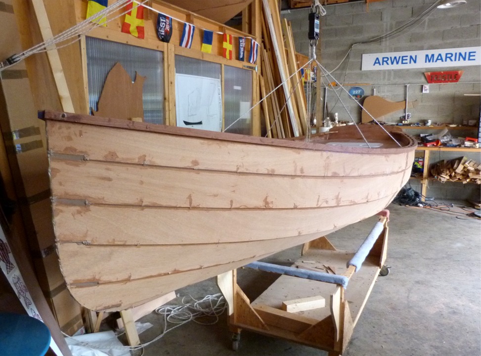 Je suis bien content de rester en deça des 100 kg car Gandalf pèse 159 kg. Certes, il fait 5.49 m de longueur hors-tout et 1.64 m de bau maximum, mais il est dépourvu de tableau arrière et sa coque n'est guère plus volumineuse que celle de Silmaril (je ferai un jour le calcul de leur volume total respectif). La vraie différence est que Gandalf est construit en contreplaqué makoré, deux fois plus dense que l'okoumé. Si un kit de Grand Skerry sort en production un jour, il sera aussi en okoumé, sêchez vos larmes. 