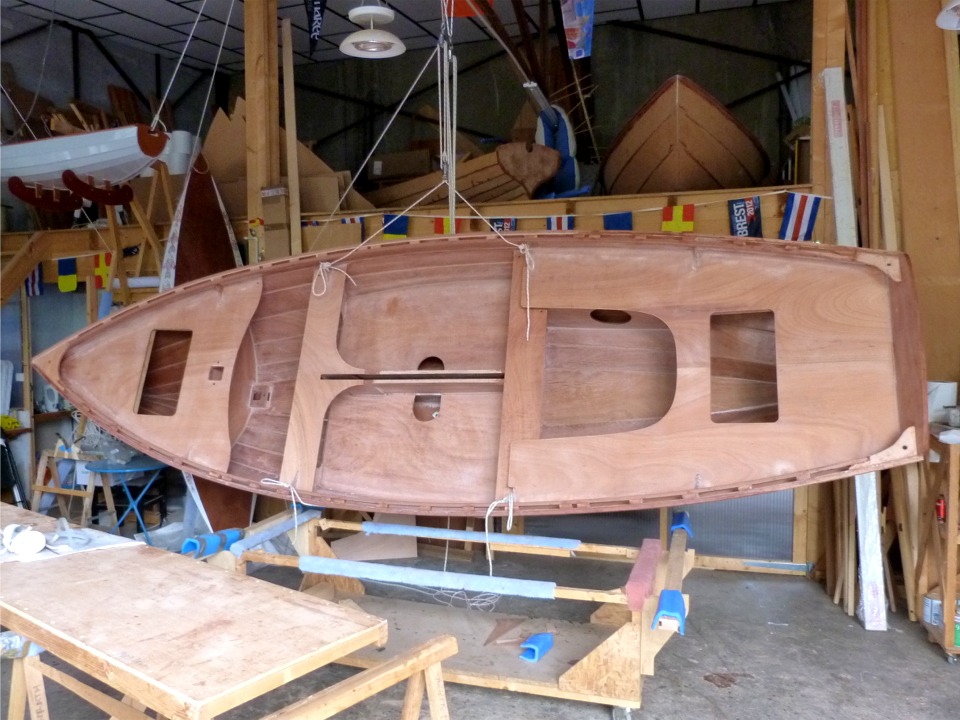 Nouveau retournement de situation chez Arwen Marine, je vais enfin m'occuper de l'extérieur de la coque, très délaissé depuis le collage initial. 