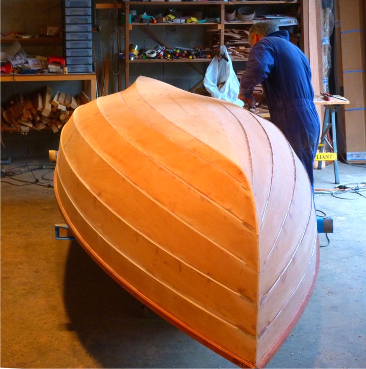 Nous allons très fortement "gommer" l'angle bas des bordés 2 afin que le tissu puisse le recouvrir sans faire de bulles. En effet, lorsque l'on tente de faire suivre des courbes ou des angles trop marqués au tissu de verre, il se décolle du substrat et des bulles d'air se forment entre le tissu et le substrat. 