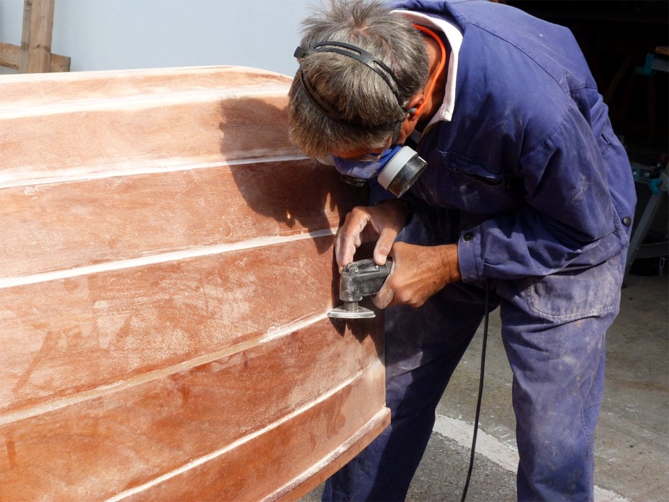 Nous commençons par un nouveau ponçage des joints et de l'ensemble de la surface.. 