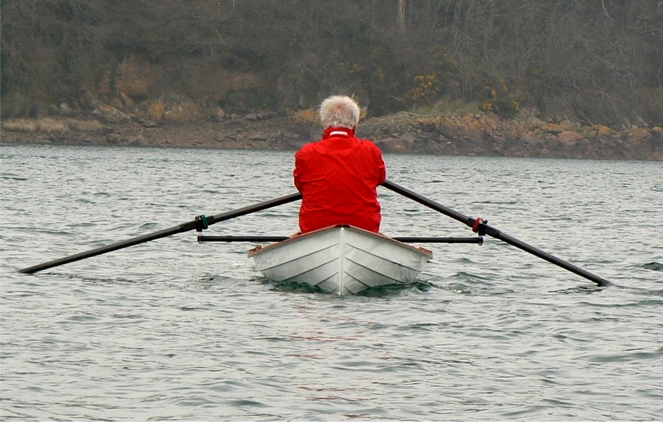 Les "outriggers" du portant à coulisse permettent de déporter les tolets vers l'extérieur et d'obtenir une envergure de 1.60 m (alors que les dames de nage classiques ne sont séparées que par 0.96 m). 