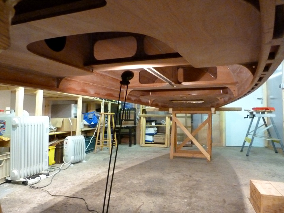 J'ai aussi passé un bon moment sous le bateau afin de faire les joints-congés entre le dessous des éléments horizontaux (bancs et dessus de caisson) et le haut des éléments verticaux (cloisons), et je termine en passant encore une couche d'époxy sur l'ensemble de la surface extérierue de la coque. 