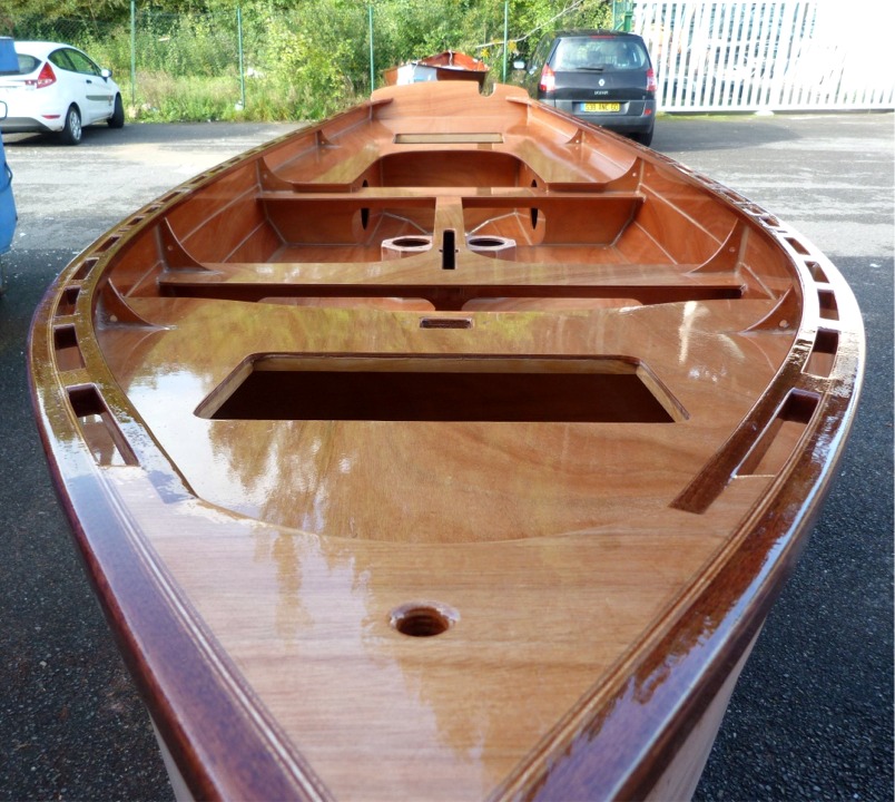 Dernière édition avant d'exposer Silmaril au Village Bois du Grand Pavois de La Rochelle, à partir du 25 septembre. Voici aussi la dernière couche d'époxy sur l'intérieur de la coque, depuis la sole jusqu'aux serres sur cales. 