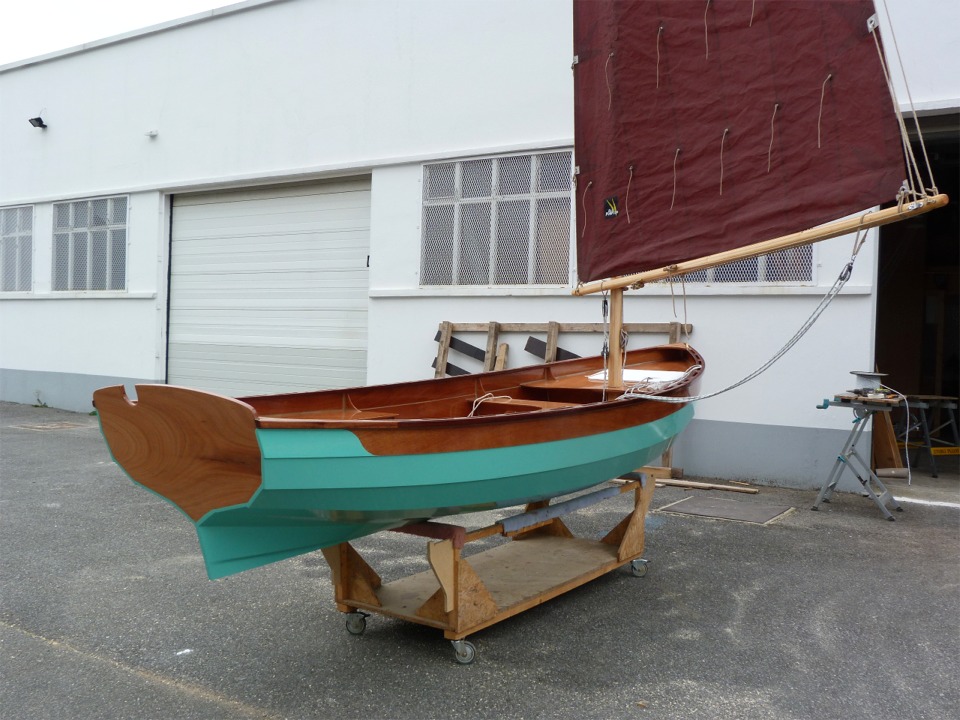 Il me reste encore tout plein de finitions à faire, notamment installer le gouvernail et fixer tout l'accastillage. Silmaril sera donc exposé au Village Bois du salon nautique du Grand Pavois, à La Rochelle, du 25 au 30 septembre. 