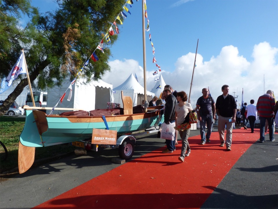 Je suis particulièrement déçu cette année du peu d'intérêt que suscitent les petits bateaux. Il semble que les visiteurs ne viennent que pour les semi-rigides à gros moteur ou les catamarans géants... 