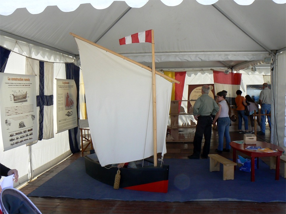 Un autre stand du bord du bassin de Vannes : le Musée Marin pour Enfants, avec cet amusant petit bateau à voile au tiers. 