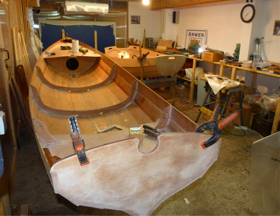 Dernière photo de la partie chauffée de l'atelier ce jeudi soir avant de rentrer préparer la présente mise à jour. Notez la béquille à l'avant tribord de la Prame d'Eastport : je compense un léger vrillage de la coque en soulevant cet angle à contre-vrillage (ça se dit?) 