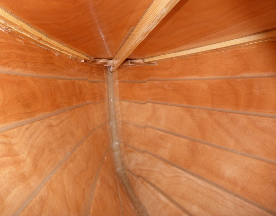 Cette vue de l'intérieur du caisson avant montre que nous aurions pu mettre une couche d'époxy chargée un peu plus épaisse sur la guirlande car on voit un petit "manque" à cet endroit. Aucune inquiétude pour le collage cependant, car la couche était largement suffisante pour la zone de contact, sur le contour de la guirlande. 