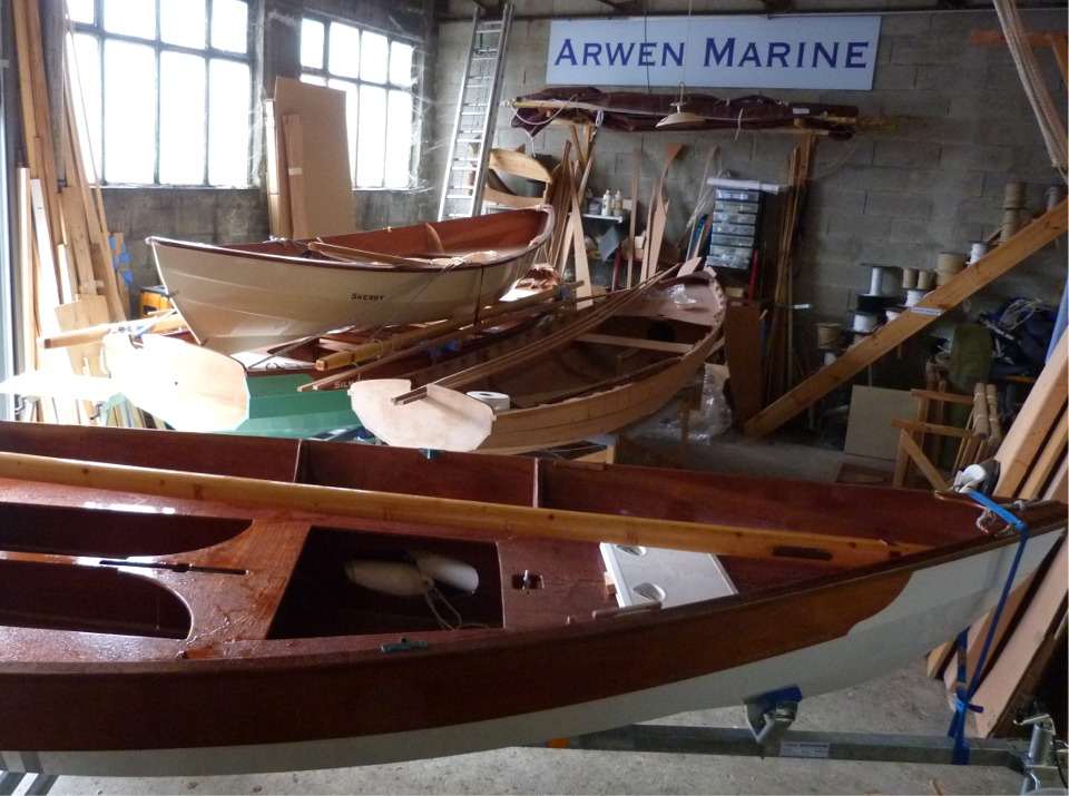 J'ai rapporté Gandalf à l'atelier : c'est un peu encombré avec quatre bateaux "dehors" et deux "dedans", sous la mezzanine. Du coup, je me décide à mettre en vente le Skerry et le Silmaril, qui seront disponibles tous deux après le Salon de la Plaisance d'Aix-les-Bains, début avril.