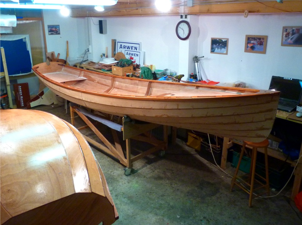 Je suis rentré au chaud en fin de journée pour passer une couche d'époxy sur l'ensemble serre-liston de la yole et sur toute la surface extérieure de la Prame d'Eastport, sur laquelle j'ai aussi fait un gros ponçage salissant, car j'ai éliminé la saillie des bordés 1 sur la sole. 