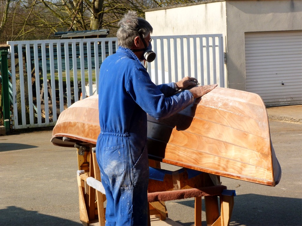 Le lendemain, ponçage de l'ensemble de la surface extérieure. 