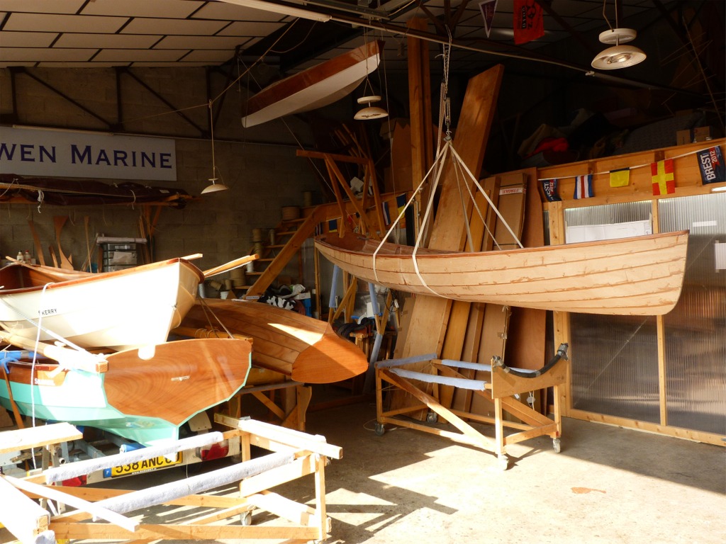 Le lendemain, Pierre étant retourné au bureau, je stratifie le fond de la Prame d'Eastport. Seules la sole et les deux bordés 1 sont stratifiés. 