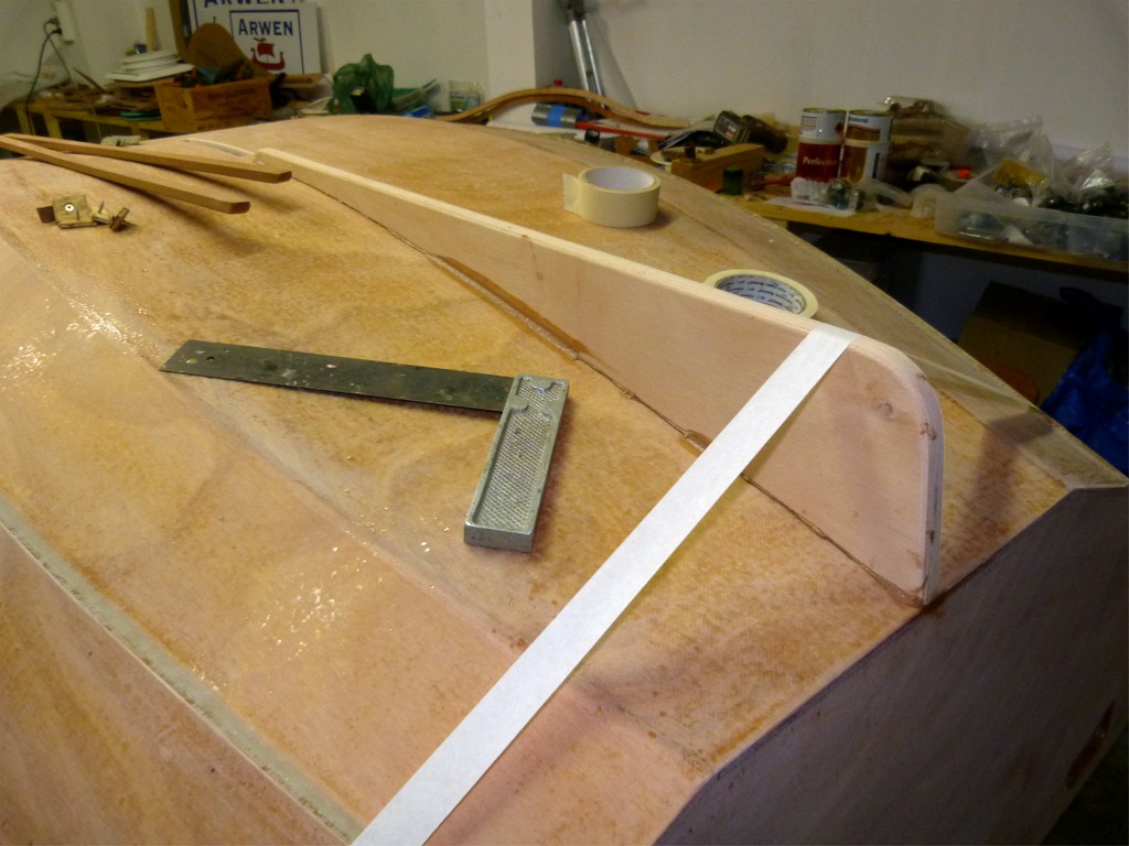 En parallèle, je colle l'aileron de la Prame d'Eastport. Là aussi, je ferai dans un second temps de gros joints-congés de part et d'autre de l'aileron et les "armerai" également de fibre de verre. 