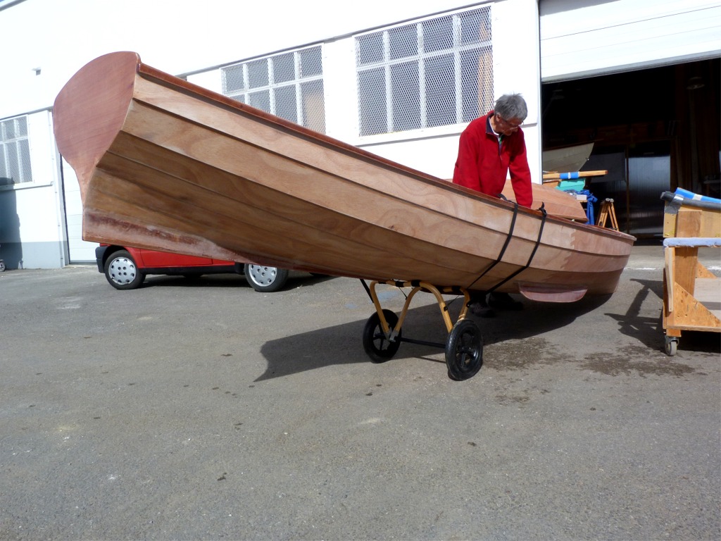 Nous testons ensuite le chariot Nautiraid en bois lamellé-collé. Il est nettement plus élégant que celui en PVC, mais son prix est de l'ordre de 4 fois supérieur (mais on l'achète tout fait). Il est construit sur le même principe : il se plie autour de son axe afin de se ranger à plat, dans un volume de 60 cm par 30 cm par 10 cm d'épaisseur, les deux roues enlevées de l'axe. 