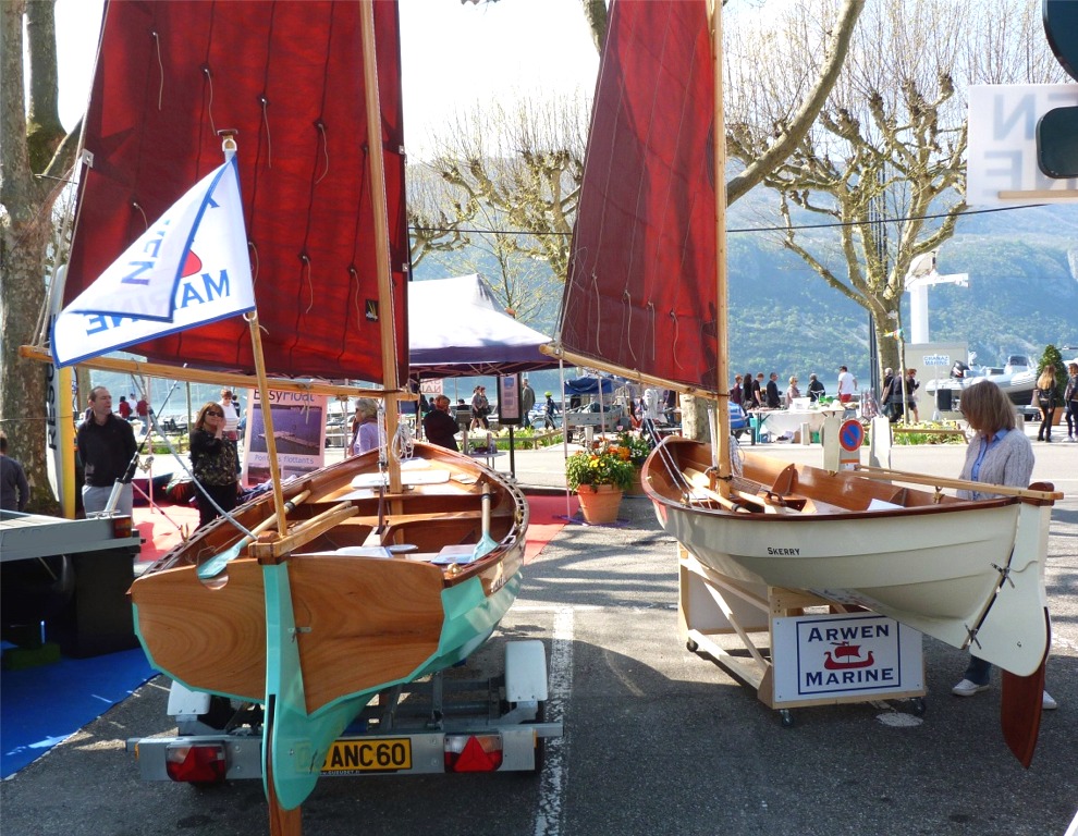Le salon se tient chaque année sur les parkings et les quais aux abords du Grand Port d'Aix-les-Bains, au bord du lac du Bourget, que l'on aperçoit à l'arrière-plan. C'est le plus grand lac naturel de France (le Léman est plus grand, également naturel, mais nous le partageons avec la Suisse). 
