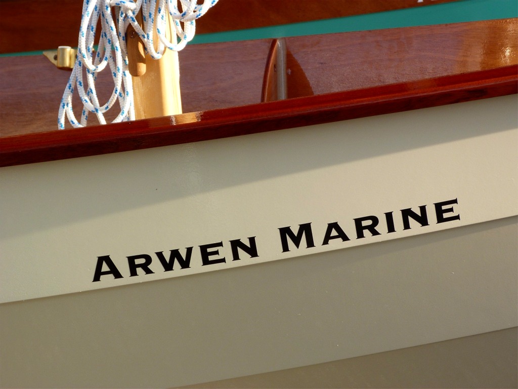Gros plan sur le lettrage "Arwen Marine". Je peux vous fournir des lettrages comme celui-ci, en film PVC adhésif garanti 8 ans aux UV. 