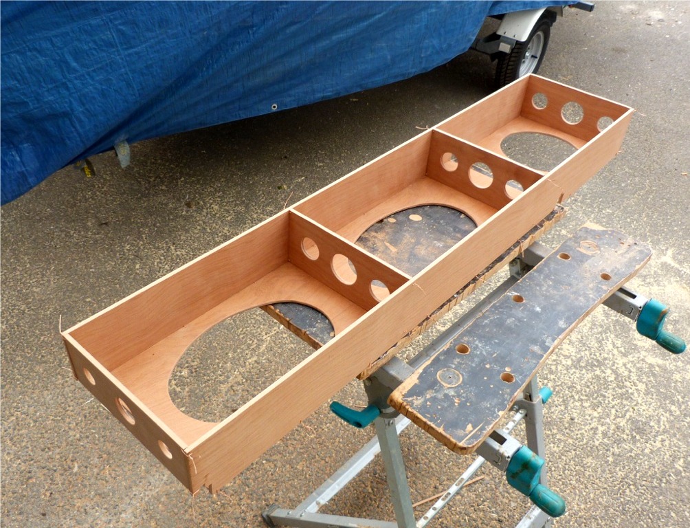 Voilà le chassis assemblé, en cousu-collé bien sûr ! Par rapport à la photo précédente, j'ai remplacé la traverse arrière (à droite sur l'image) et ajouté un fond carré (avec découpe d'allègement ronde) afin de mieux rigidifier la partie arrière, qui supportera la plaque de cale-pieds. Je pense fixer des crémaillères afin de pouvoir régler la position longitudinale de ceux-ci.