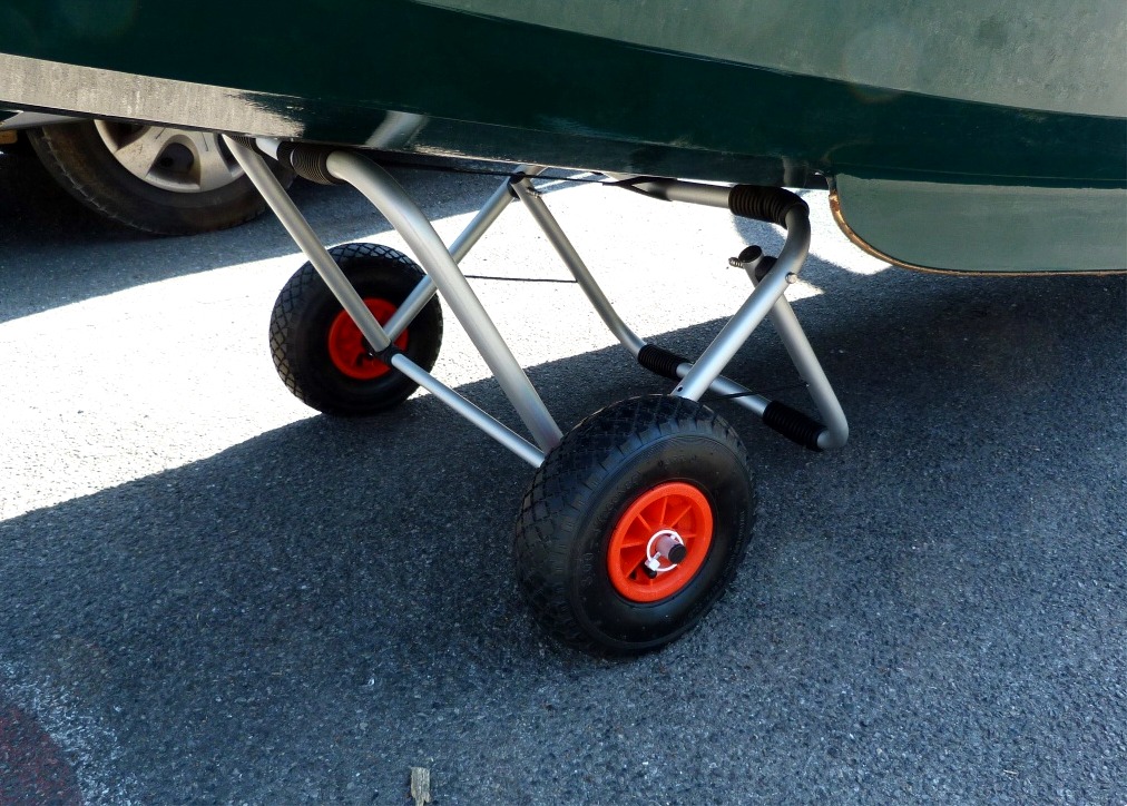 Ce chariot, au prix dérisoire de 79.00 euros TTC, se plie totalement et les deux roues se démontent grâce à une goupille à anneau très pratique : l'ensemble se loge ainsi facilement dans la Yole de Chester, le Skerry, le PassageMaker Dinghy ou tout autre petit bateau. Notez la béquille pliable qui tient le chariot en position pendant que vous posez le bateau dessus.