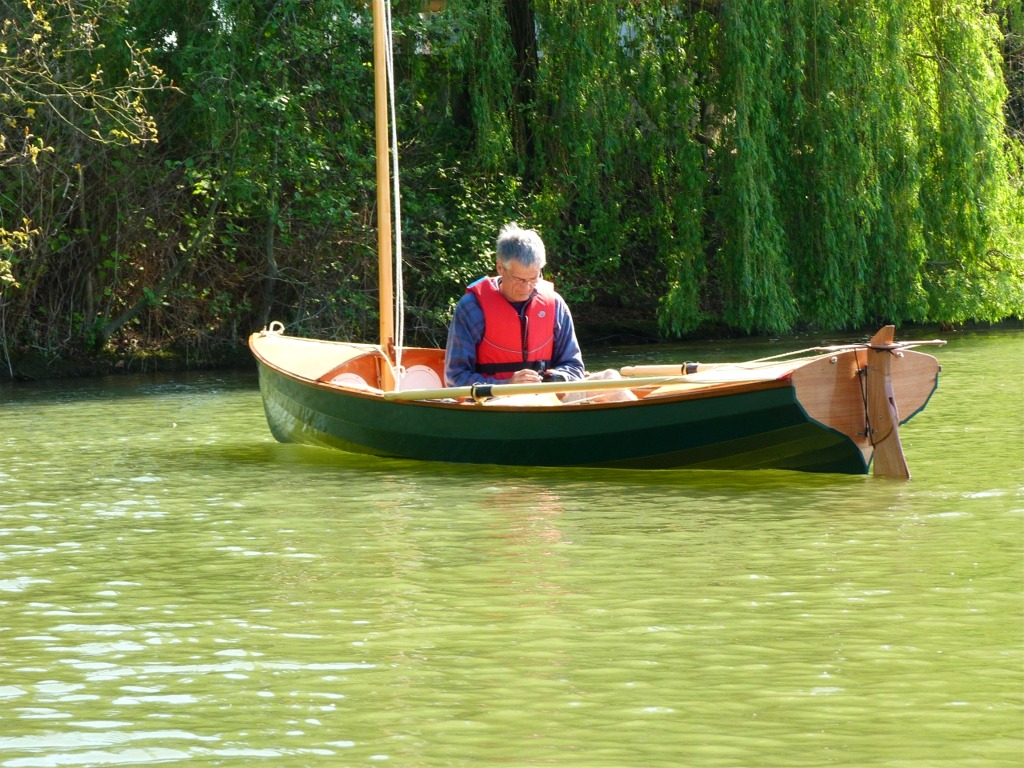 Pierre semble se recueillir avant d'envoyer la voile... Mais détrompez-vous, il n'est pas en train de se mettre au clair avec Neptune, en fait il mémorise le mode d'emploi de son appareil photo. 