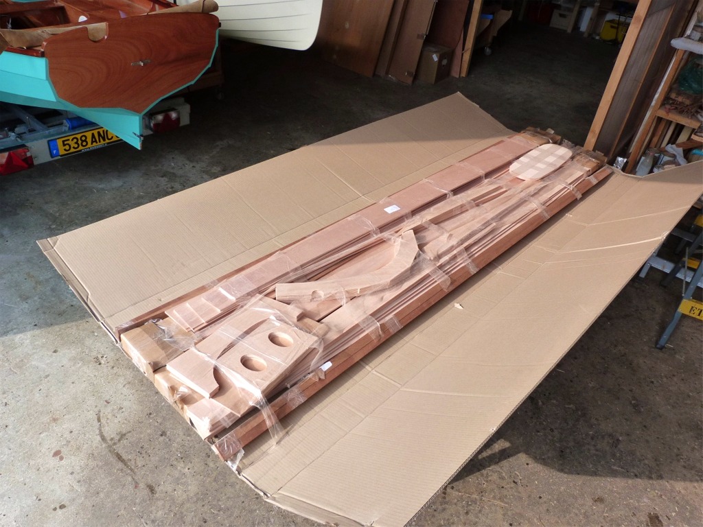 Je reprends le chemin de l'atelier afin d'ouvrir le kit d'une nouvelle Yole de Chester que je vais construire à l'attention de Dominique qui l'a déjà baptisée Jolanda (le J se prononce Y). Ce sera la 10e yole que je construis, seul ou en (bonne) compagnie, et mon 58e bateau chez Arwen Marine, tous modèles confondus. 
