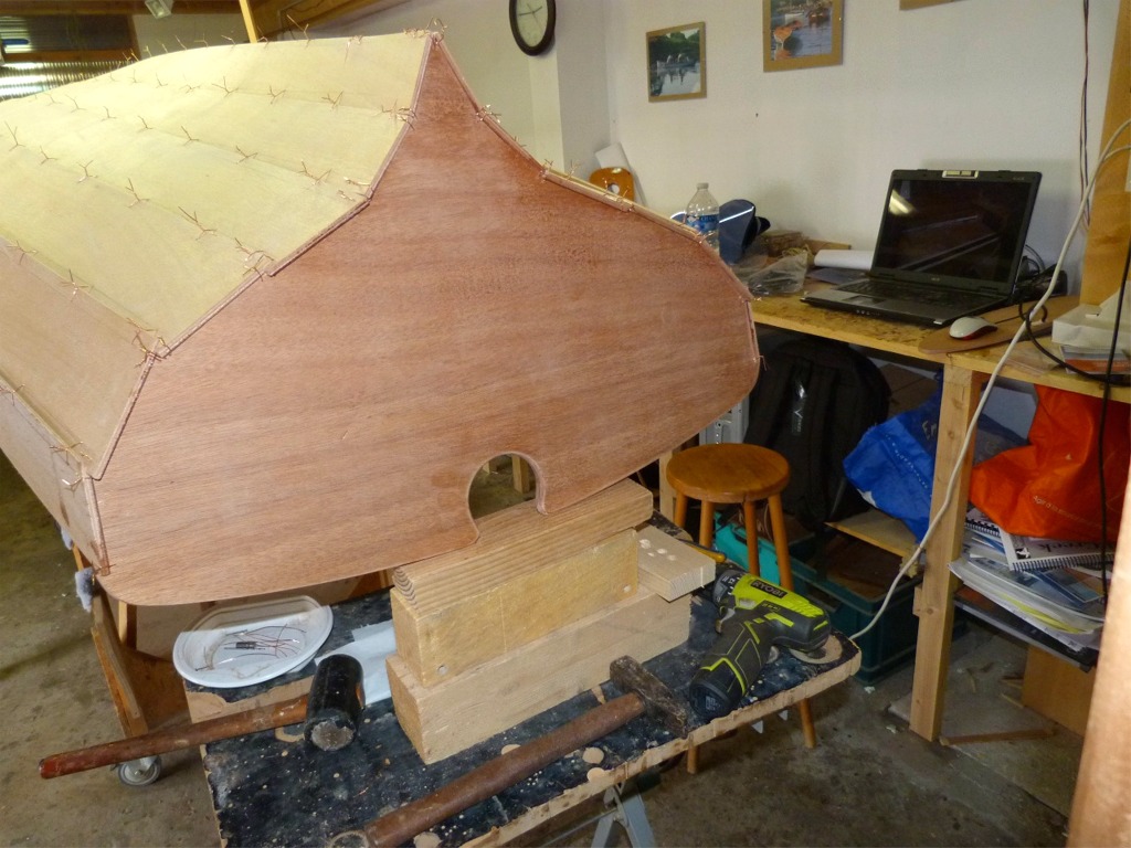 Le tableau arrière prend sa place bien plus facilement que lors de constructions de yoles pour lesquelles je me rappelle avoir eu beaucoup de peine à faire correspondre chaque extrémité de virure avec sa "facette" du tableau. C'est l'avantage d'avoir déjà construit 9 fois la Yole de Chester avant cette Jolanda... 